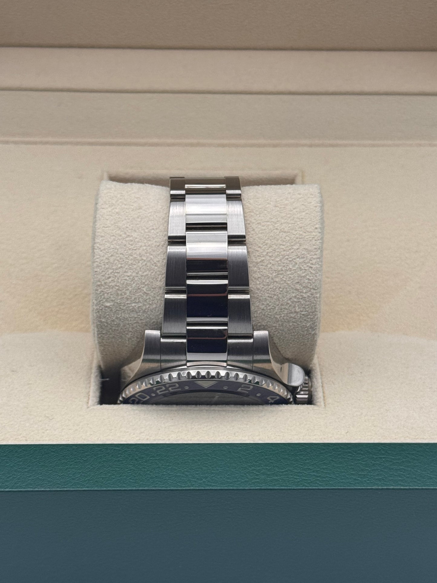 Rolex GMT-Master II "Pepsi" 18kt Gold - 116719BLRO