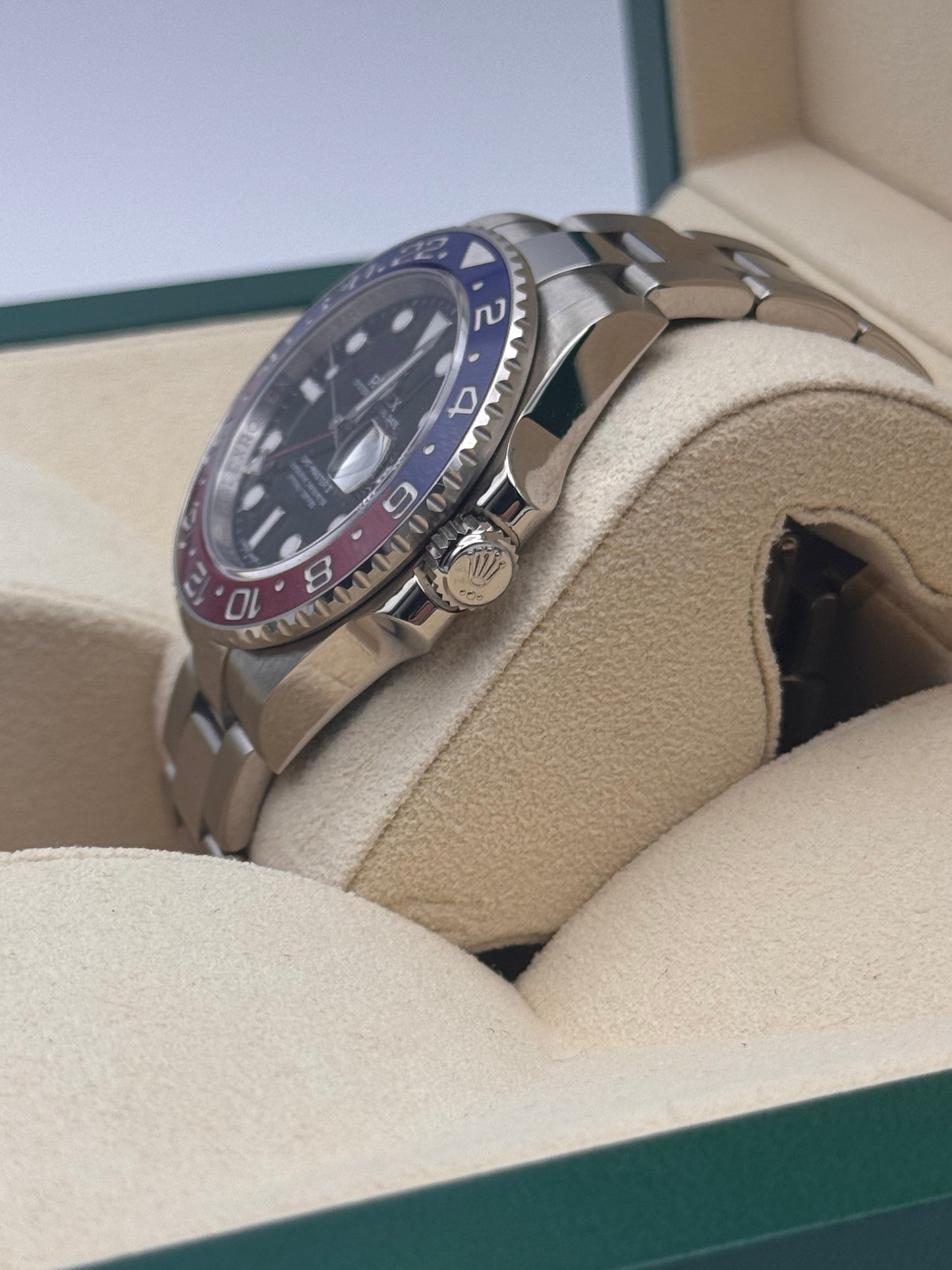 Rolex GMT-Master II "Pepsi" 18kt Gold - 116719BLRO