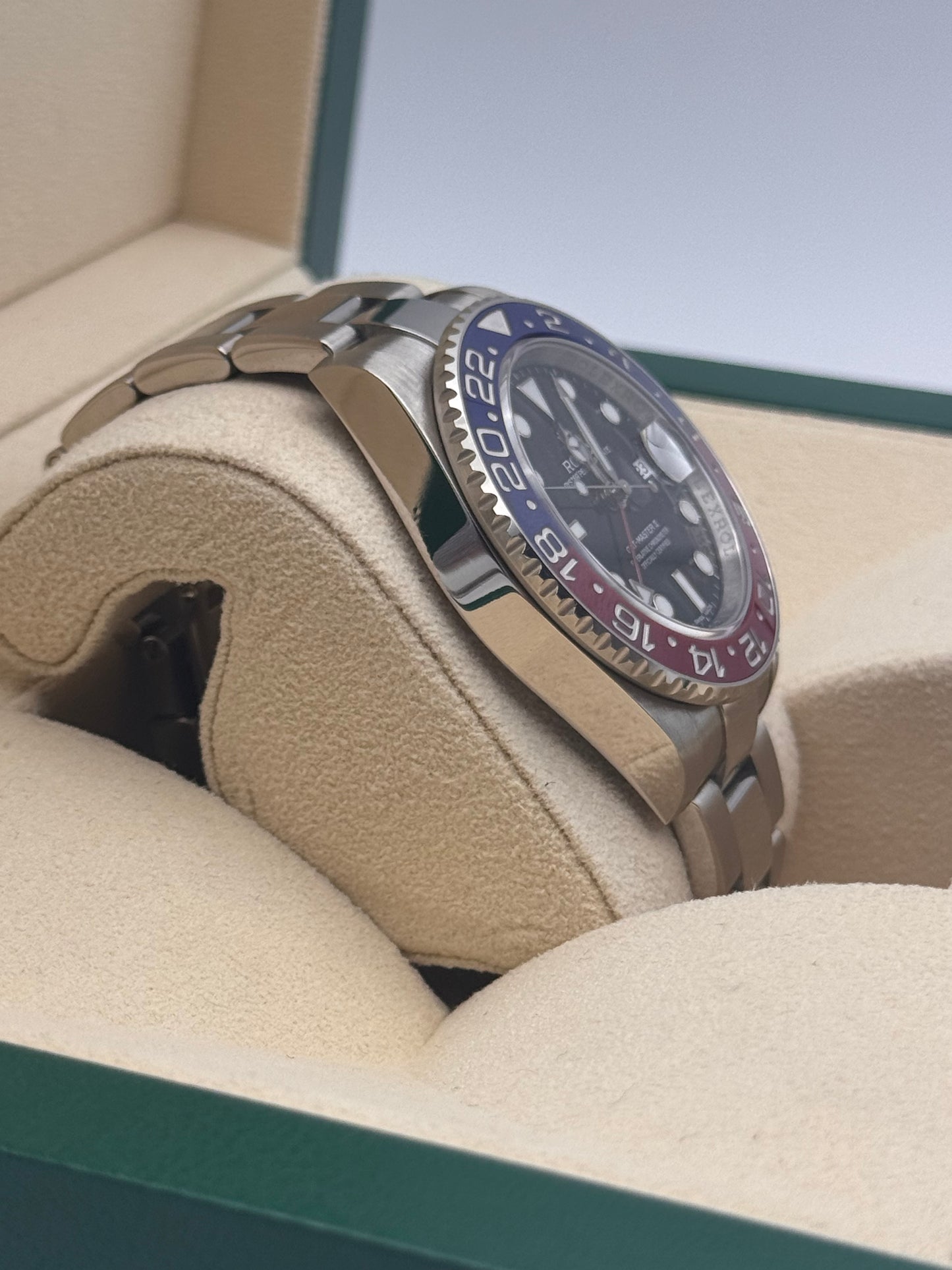 Rolex GMT-Master II "Pepsi" 18kt Gold - 116719BLRO