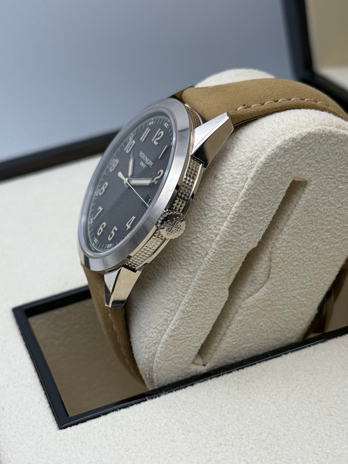 Patek Philippe Calatrava 18 Kt Gold - 5226G-001