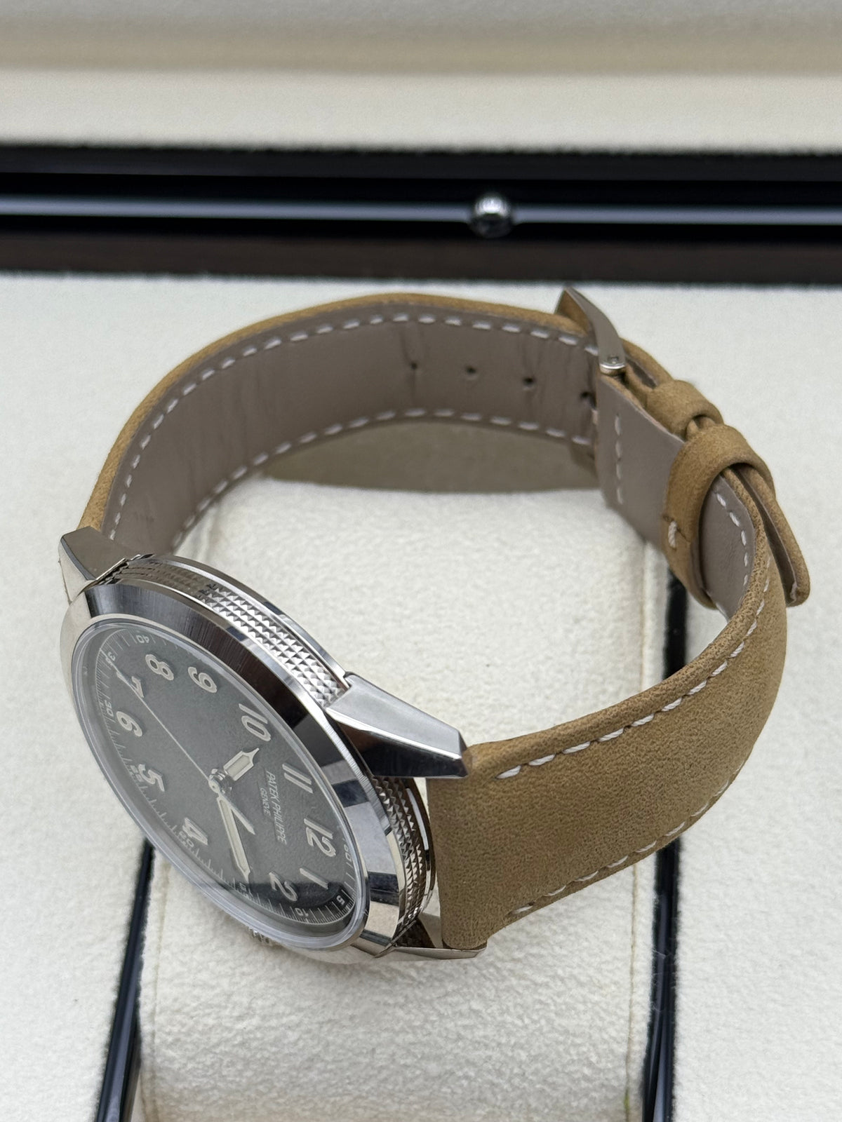 Patek Philippe Calatrava 18 Kt Gold - 5226G-001