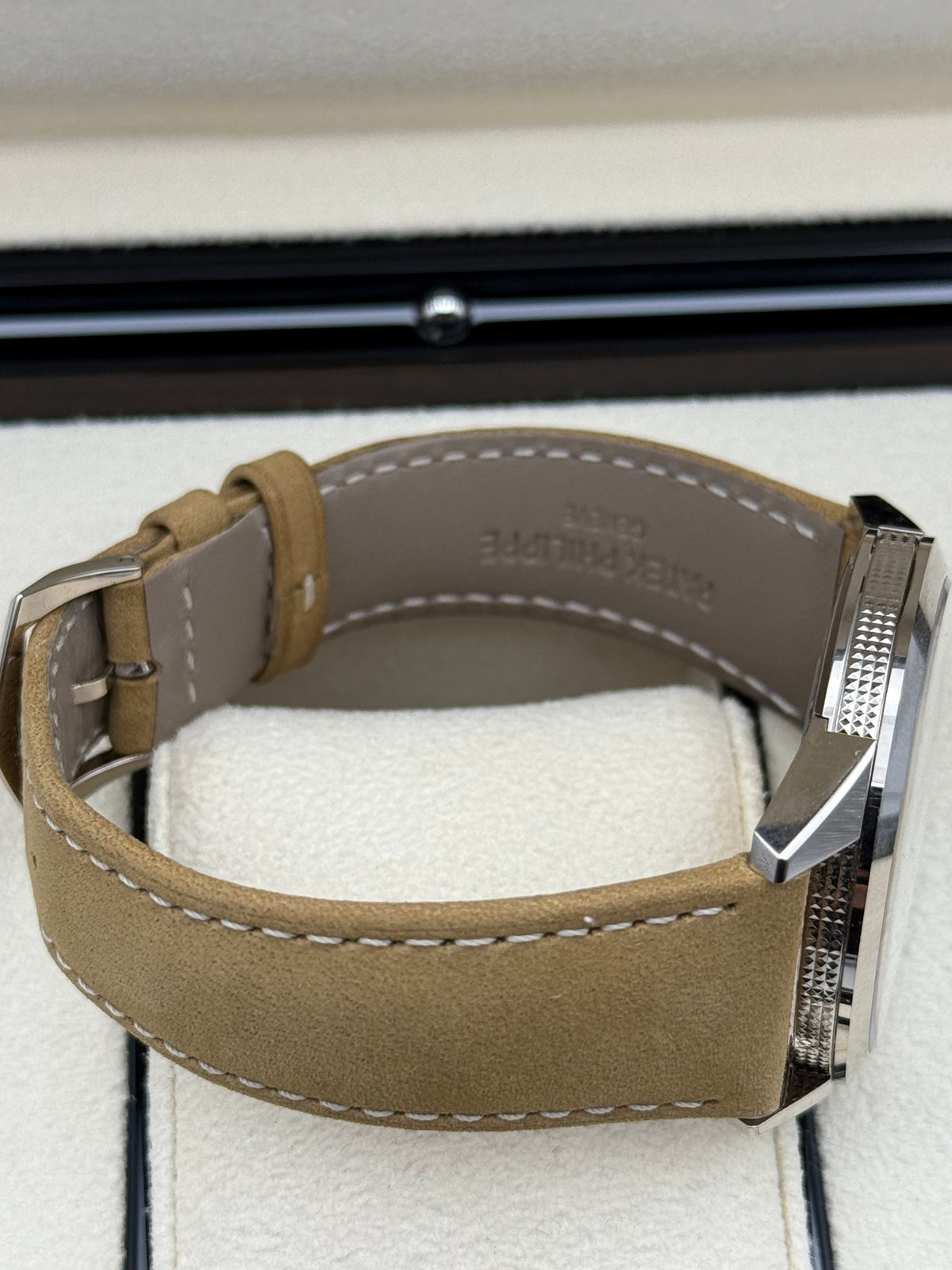 Patek Philippe Calatrava 18 Kt Gold - 5226G-001