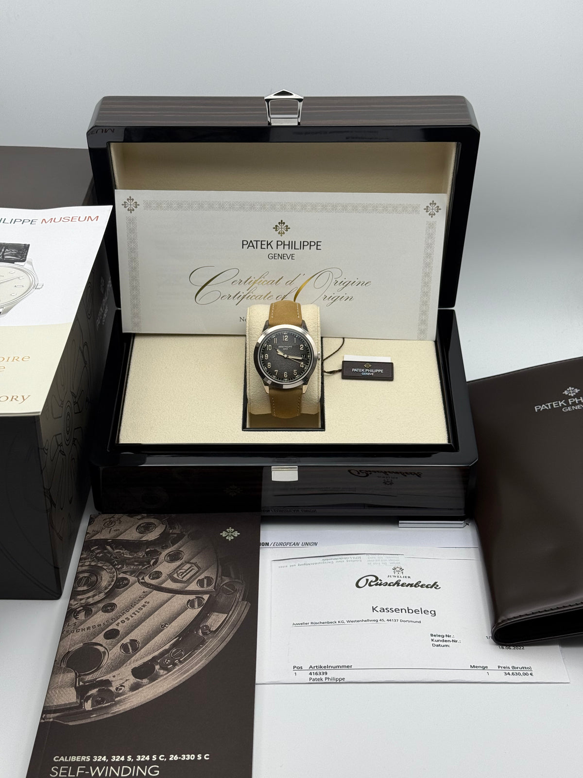 Patek Philippe Calatrava 18 Kt Gold - 5226G-001
