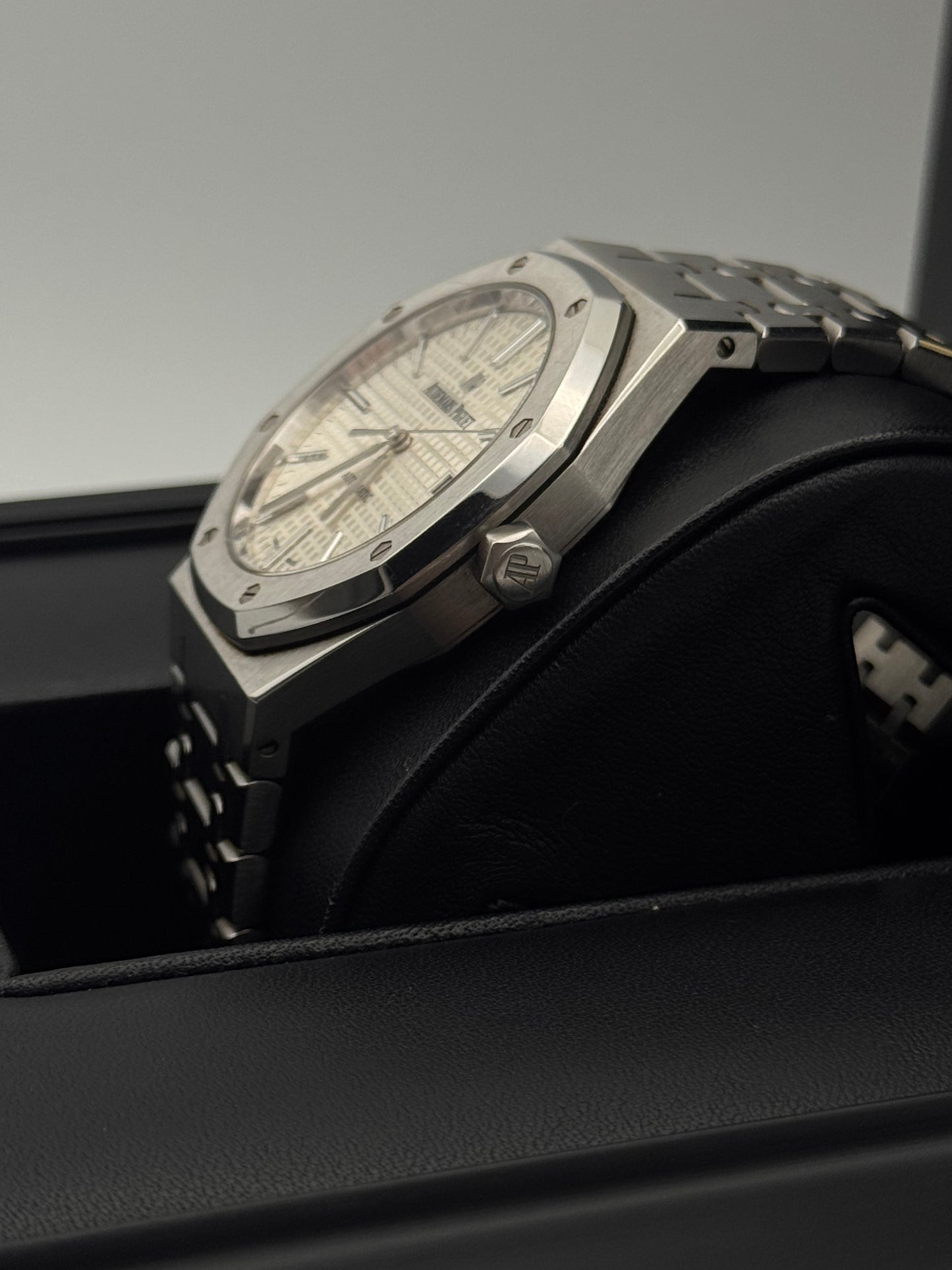 Audemars Piguet Royal Oak - 15400ST.OO.1220ST.02