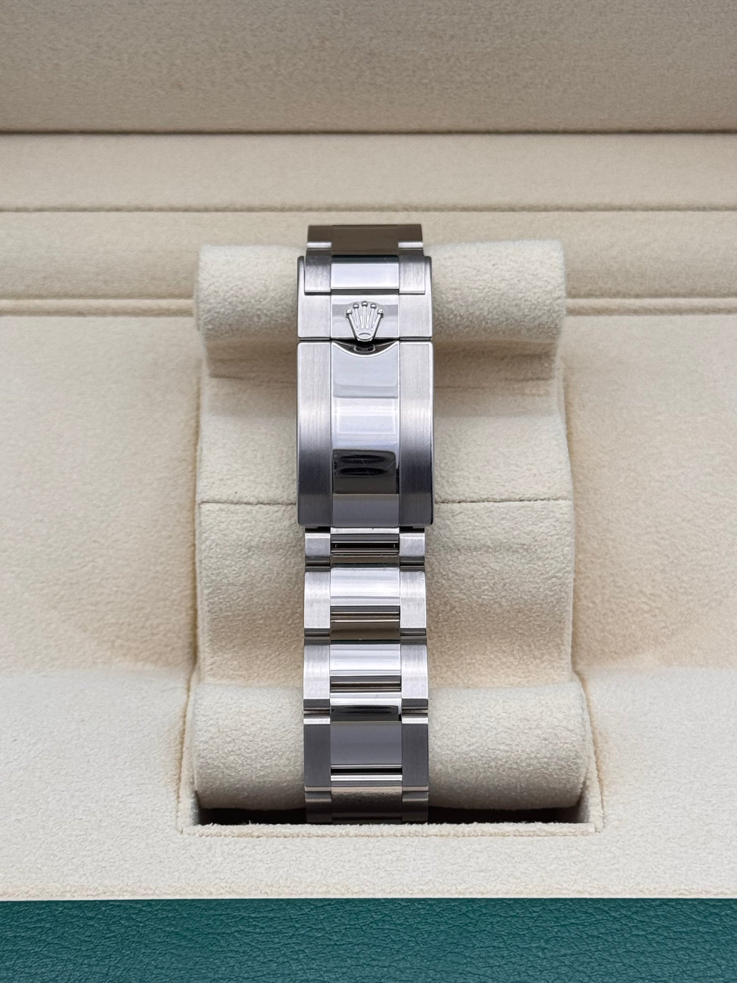 Rolex GMT-Master II "Pepsi" 18kt Gold - 116719BLRO