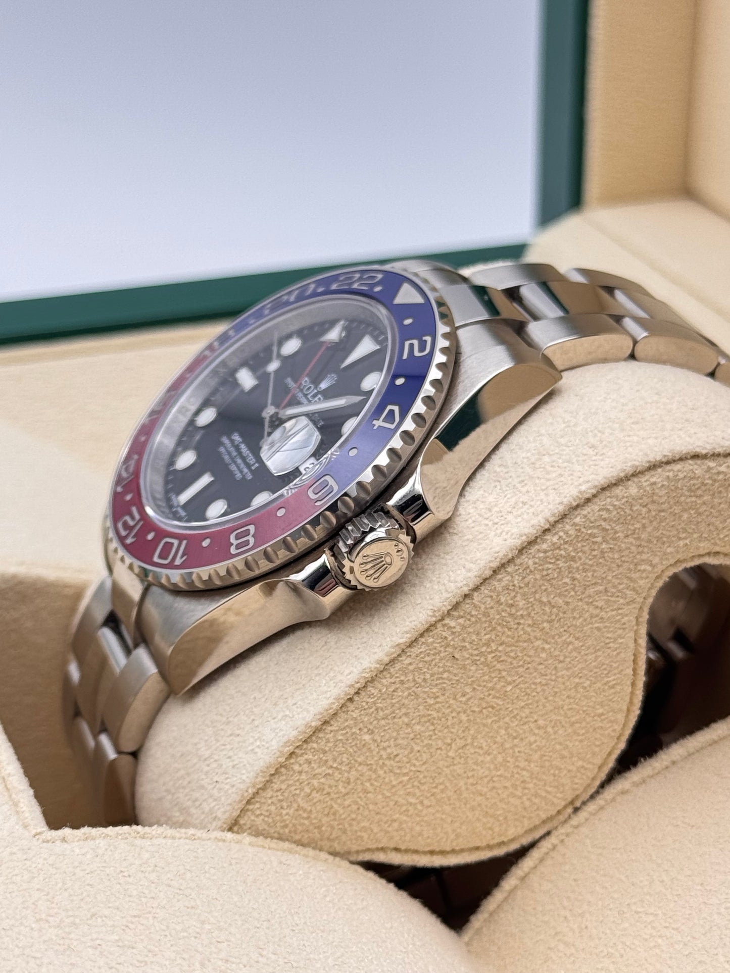 Rolex GMT-Master II "Pepsi" 18kt Gold - 116719BLRO