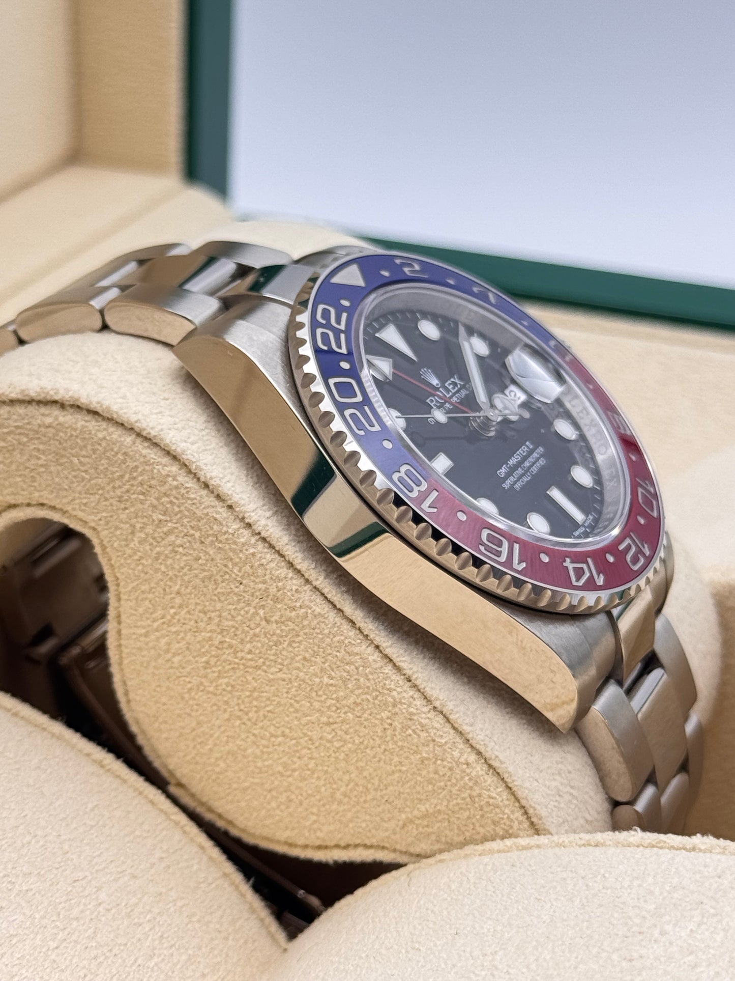 Rolex GMT-Master II "Pepsi" 18kt Gold - 116719BLRO