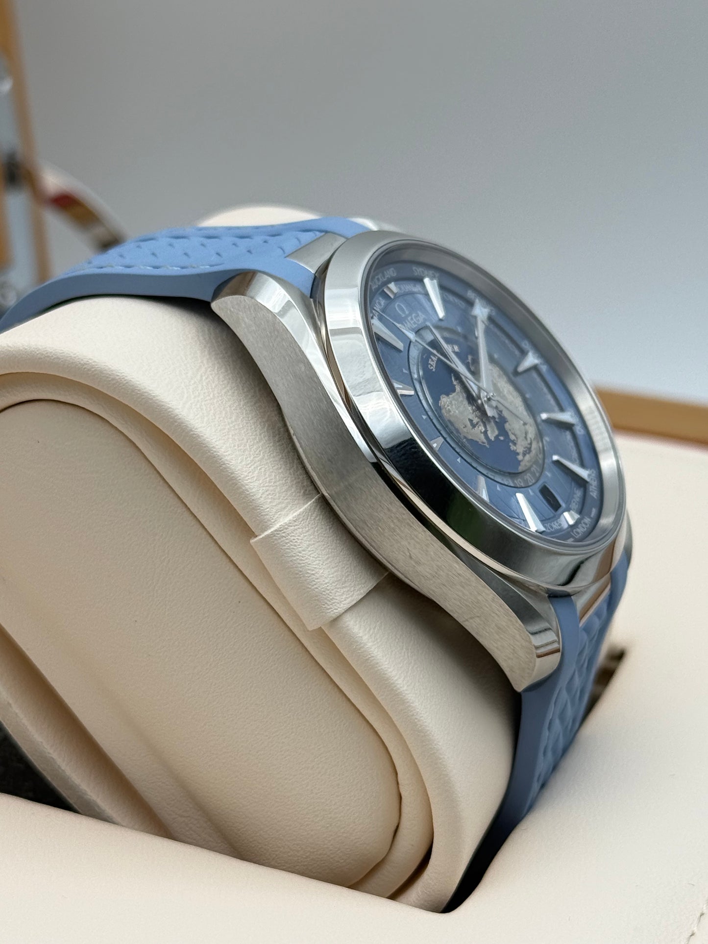 Omega Seamaster Aqua Terra Worldtimer - 220.12.43.22.03.002